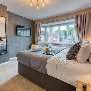 Elegant House: 5-bed Retreat For Business & Leisure Holiday home Solihull